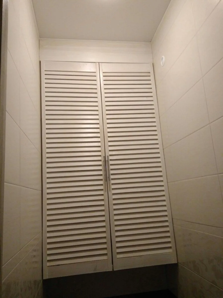 Шкафчик в туалет с жалюзийными дверцами