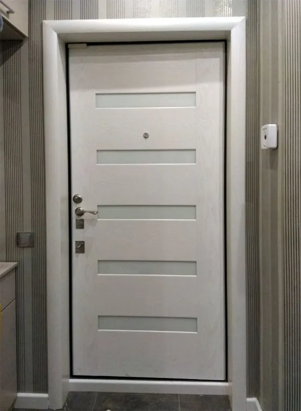 Стальная дверь Лабиринт New York максимум с зеркалом (софт грей)
