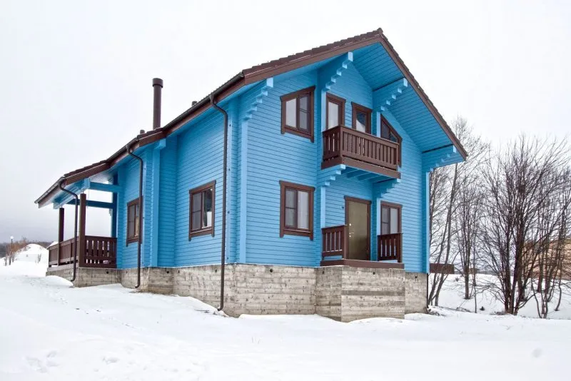 Дом с голубым фасадом