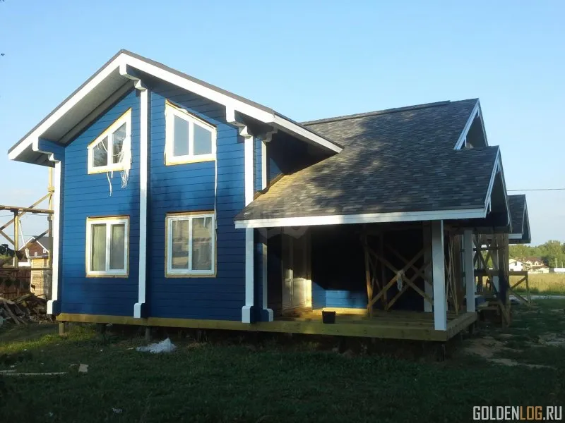Дома из бруса голубого цвета