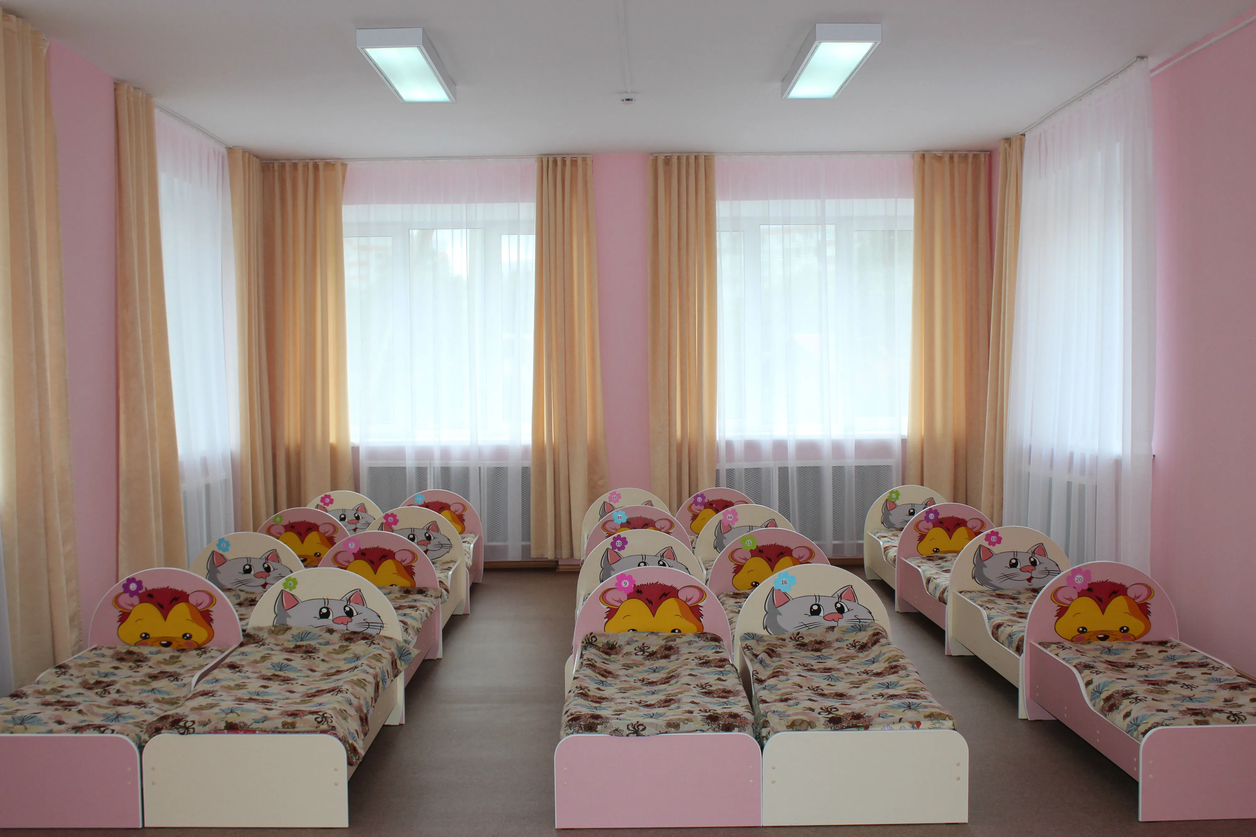 Оформление спальни в детском саду с кроватями