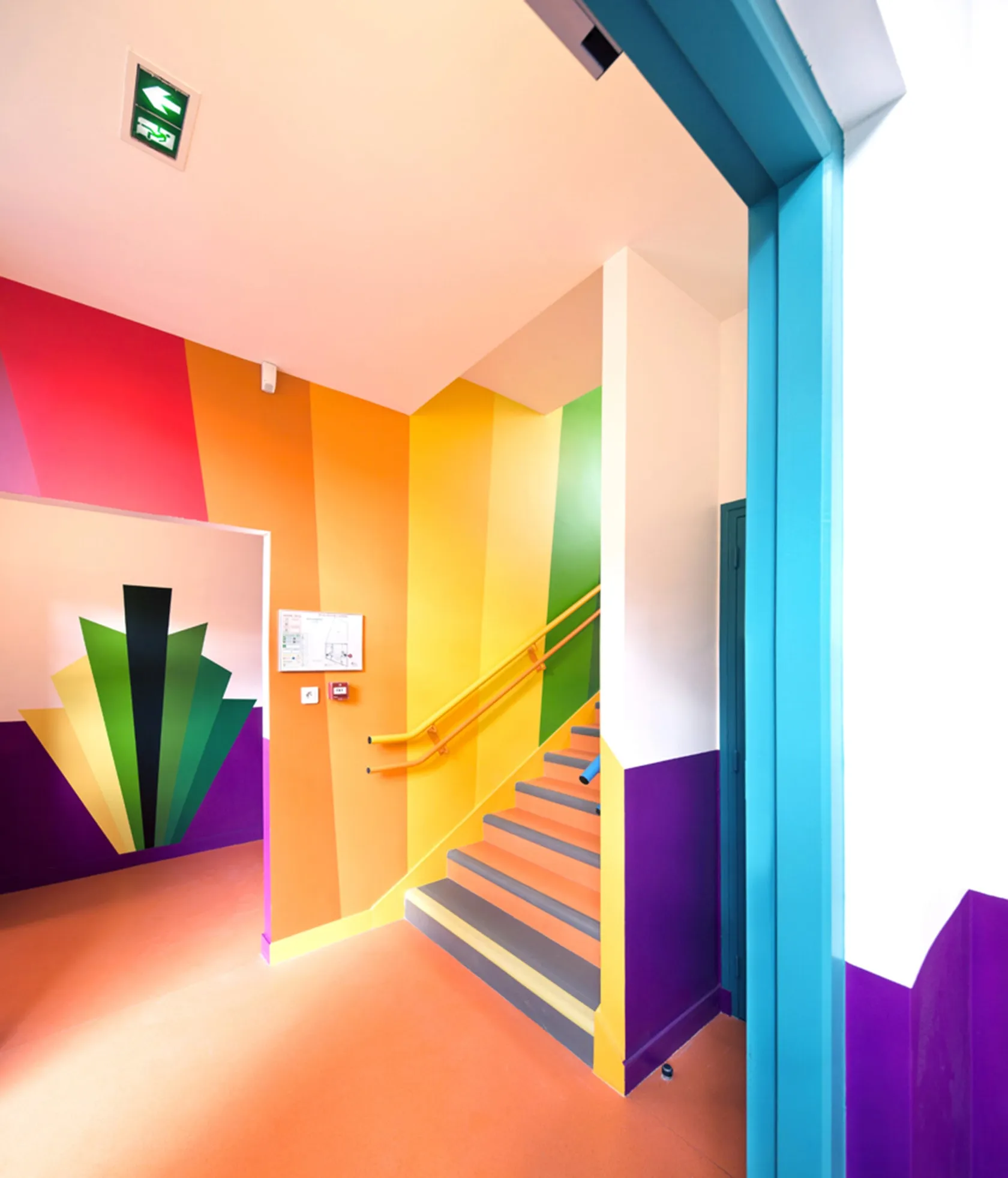 Яркий дизайн коридора в детском саду