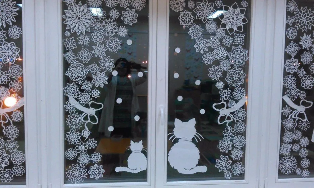 Как украсить окно снежинками в детском саду