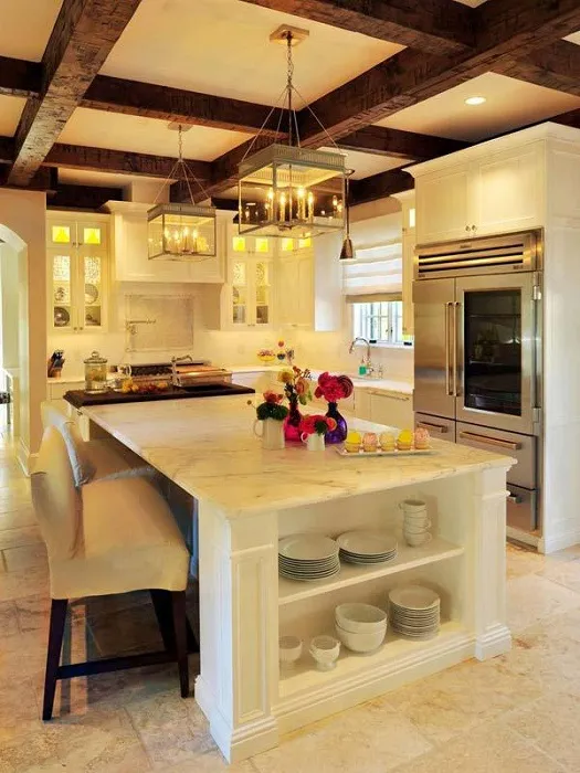 Потрясающий интерьер кухни, который украшают деревянные балки на потолке.