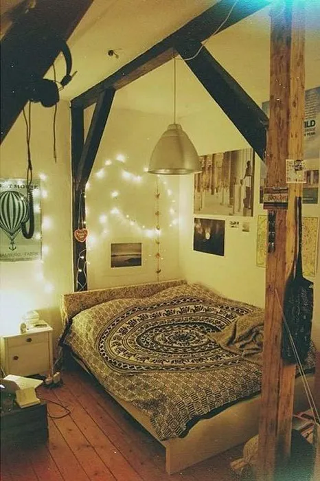 Интимная обстановка в спальне дополнена отличными деревянными элементами декора.