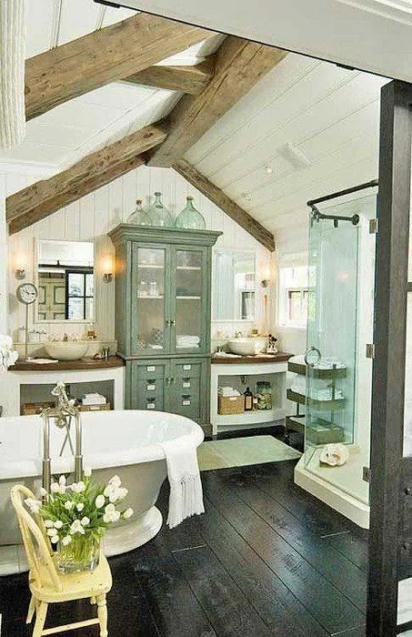 Красивая ванная комната в мансарде - простое и прекрасное решение одновременно.