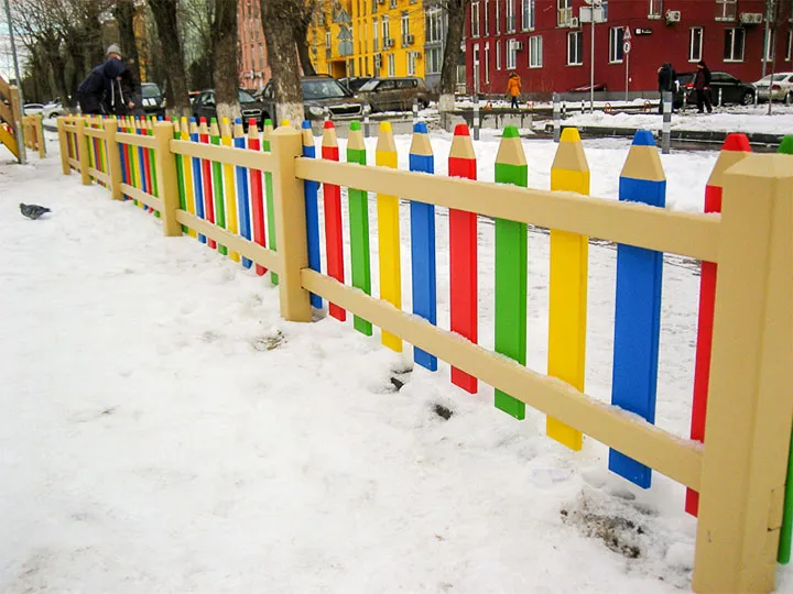 Забор из досок, оформленных как цветные карандаши