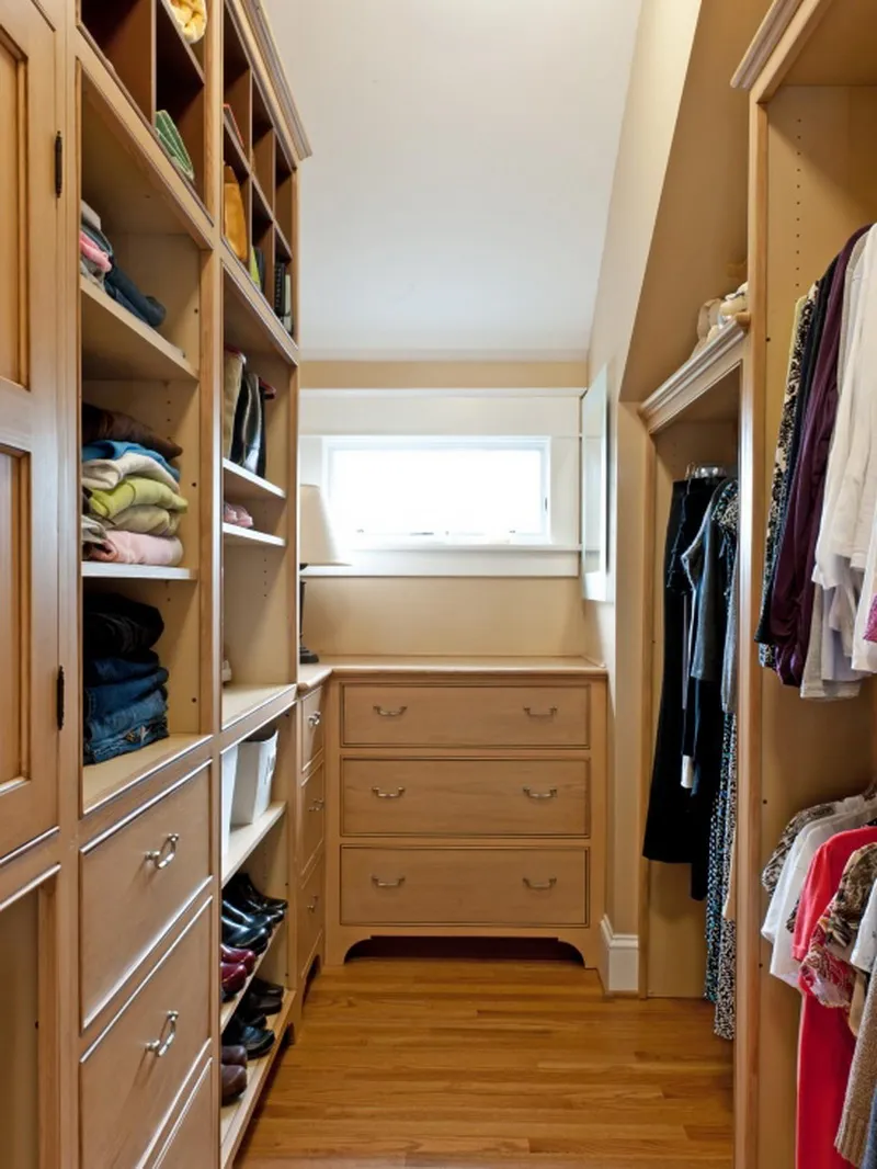 Как сделать гардеробную в маленькой комнате: полезные советы