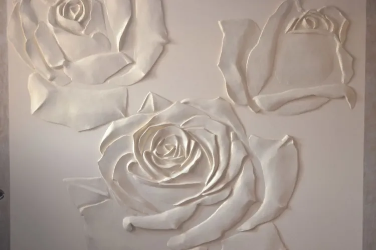 Барельефные розы на стене