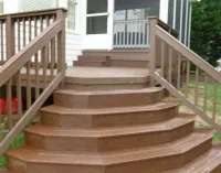 Деревянное крыльцо со ступенями из обрезных досок