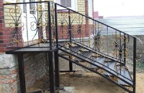 Металлическая лестница с элементами ковки