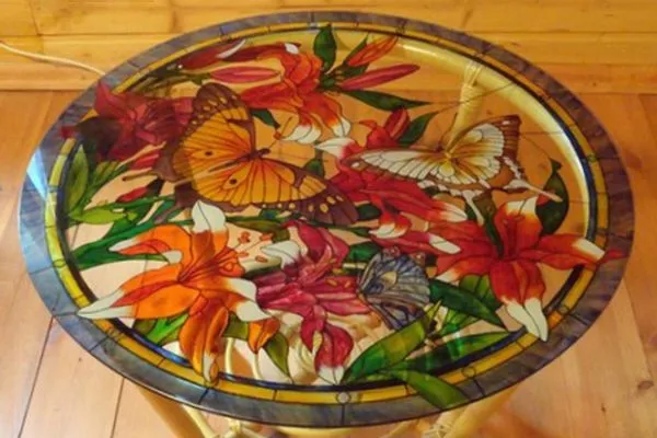 Стеклянный столик с витражной росписью.