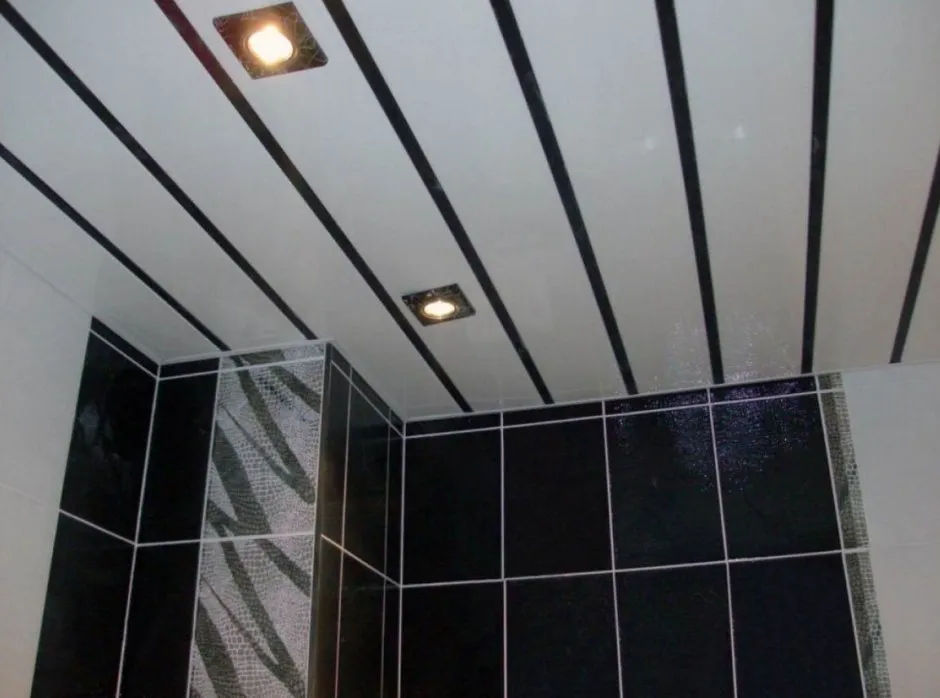 Потолок в ванной панелями