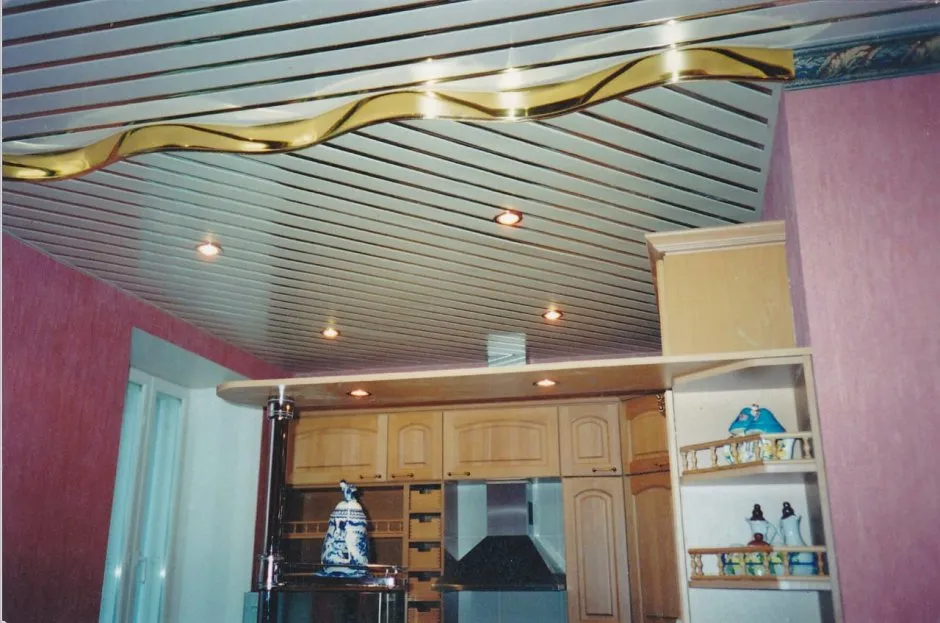 Двухъярусный реечный потолок