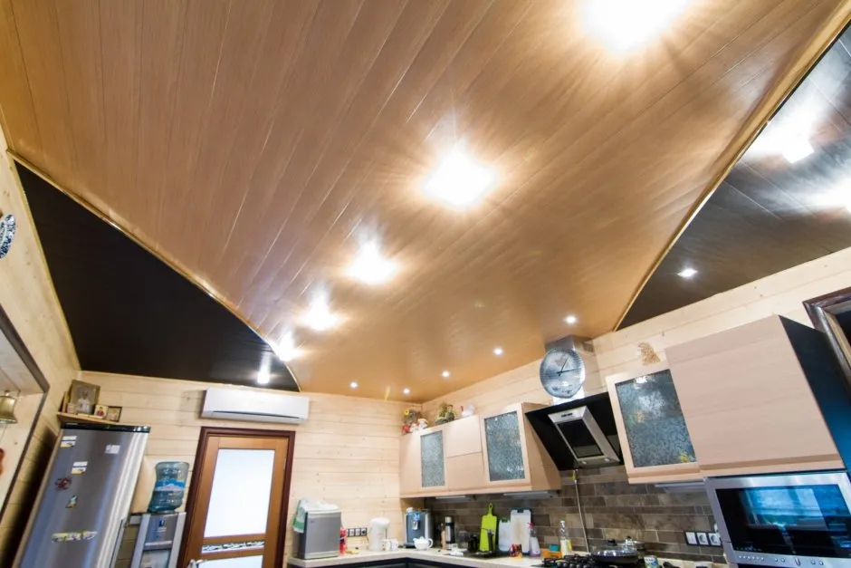Алюминиевый потолок на кухне