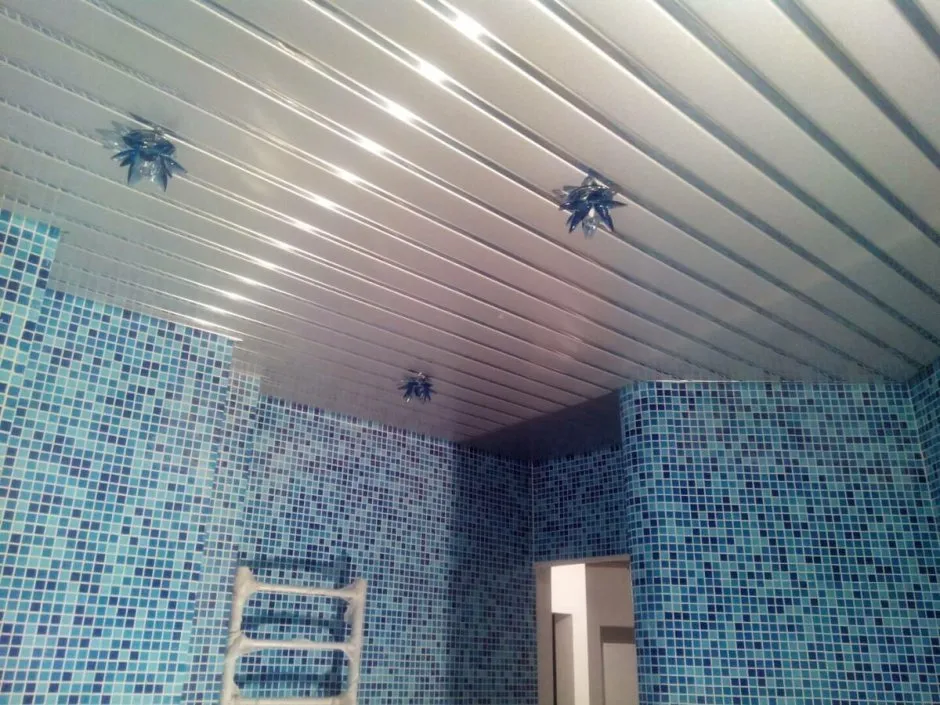 Потолок в ванной панелями