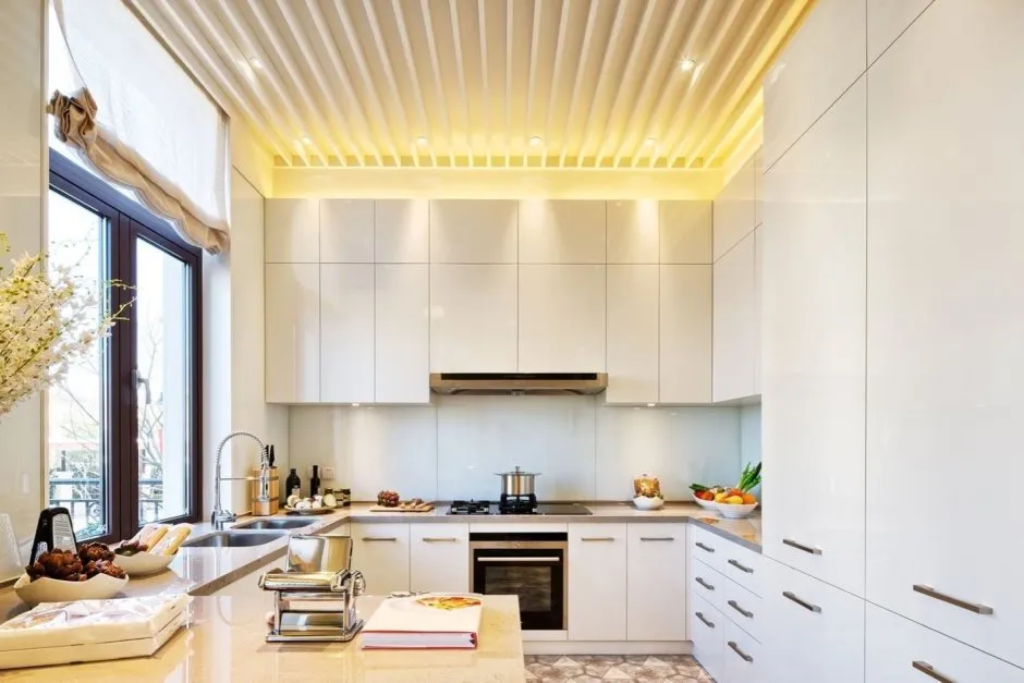 Алюминиевый потолок на кухне