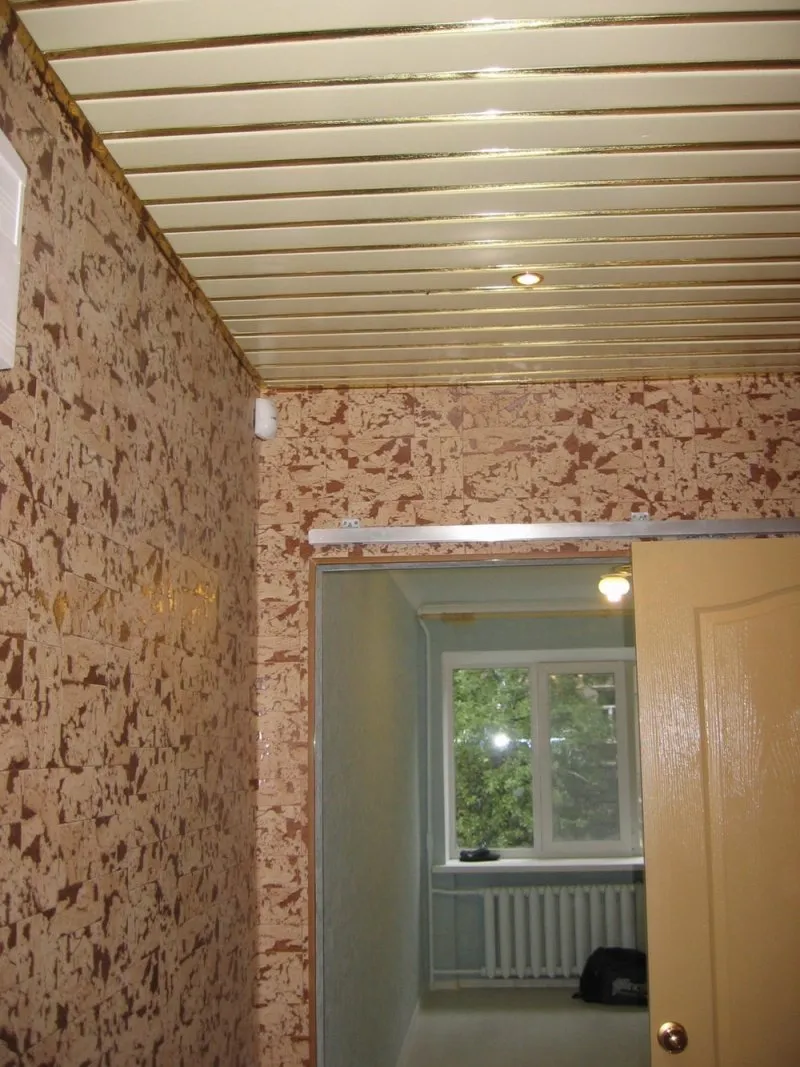 Потолок в коридоре из пластиковых панелей