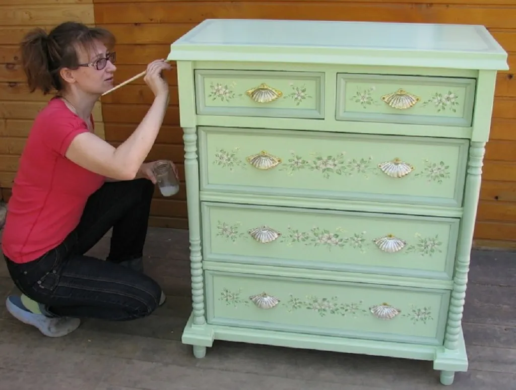 Один из самых простых способов вернуть комоду красоту – покрасить мебель