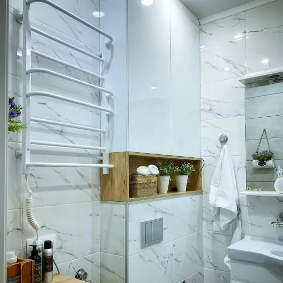 Встроенный шкаф над инсталляцией в ванной в современном стиле