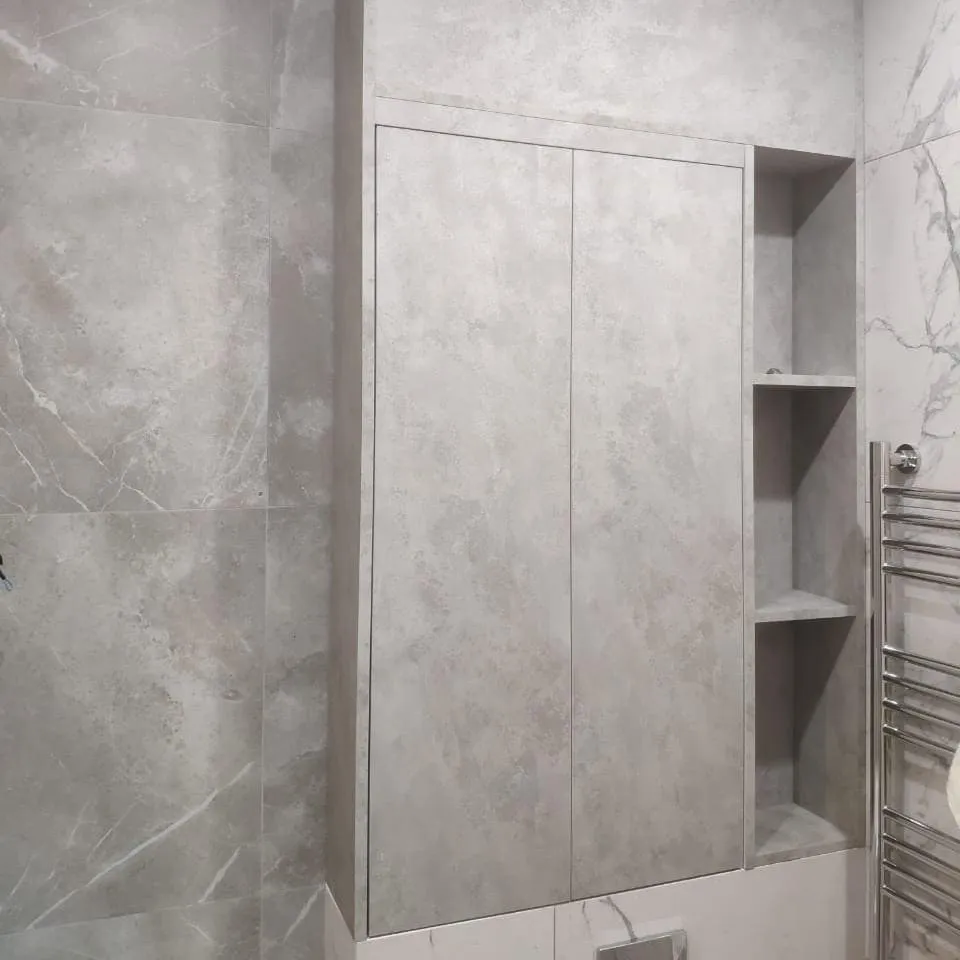 Встроенный шкаф в ванной с распашными дверями