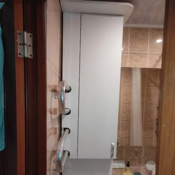 Шкаф в ванную комнату на заказ в белом цвете
