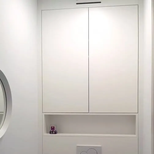 Встроенный шкаф в ванной комнате над инсталляцией