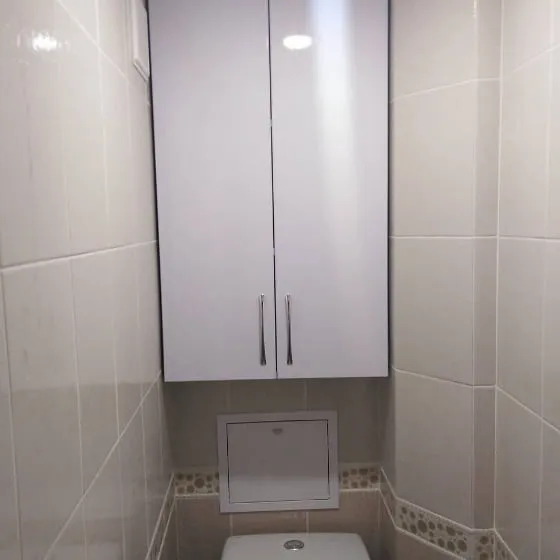 Навесной шкаф в туалет в белом цвете