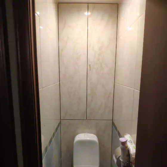 Шкаф в нише в туалете по индивидуальным размерам