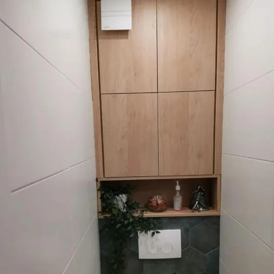 Маленький туалет с инсталляцией и шкафом