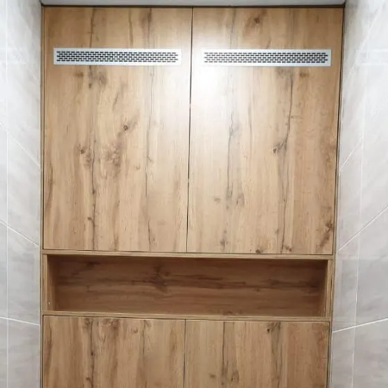 Распашной шкаф в туалете под дерево, выполненный из ЛДСП