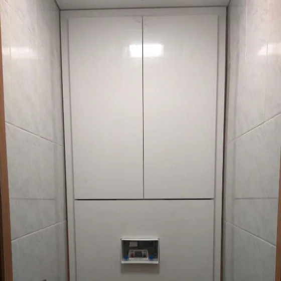 Белый сантехнический шкаф в туалет из МДФ