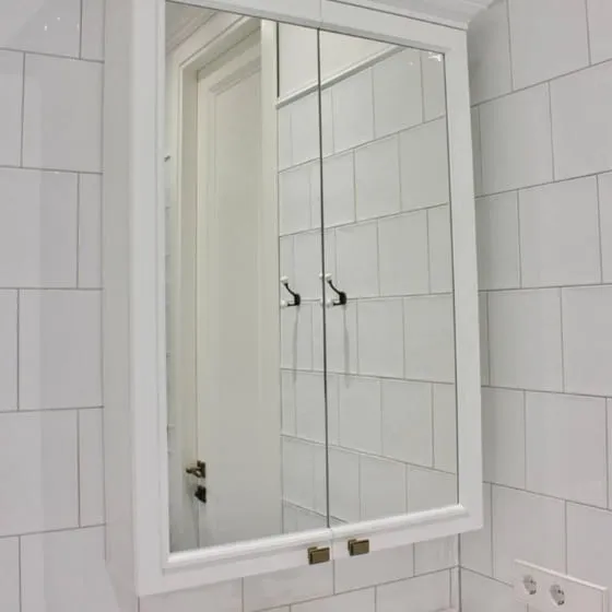 Шкаф с зеркальной дверцей в ванную