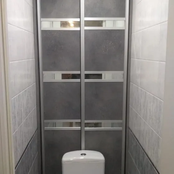 Необычный встроенный шкаф купе в ванную для сохранения пространства