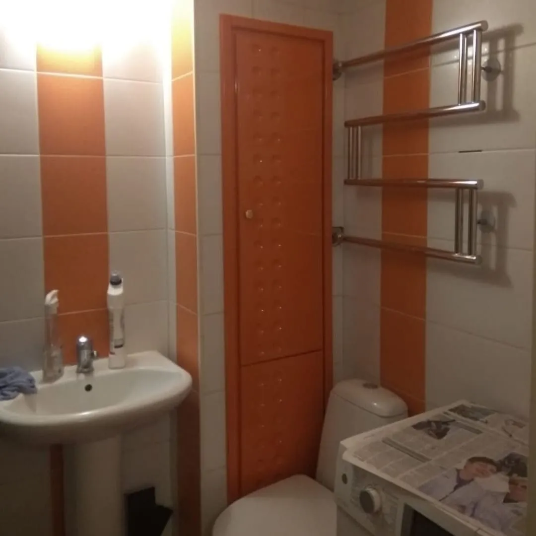 Сантехнический шкаф в ванной в цвет плитки
