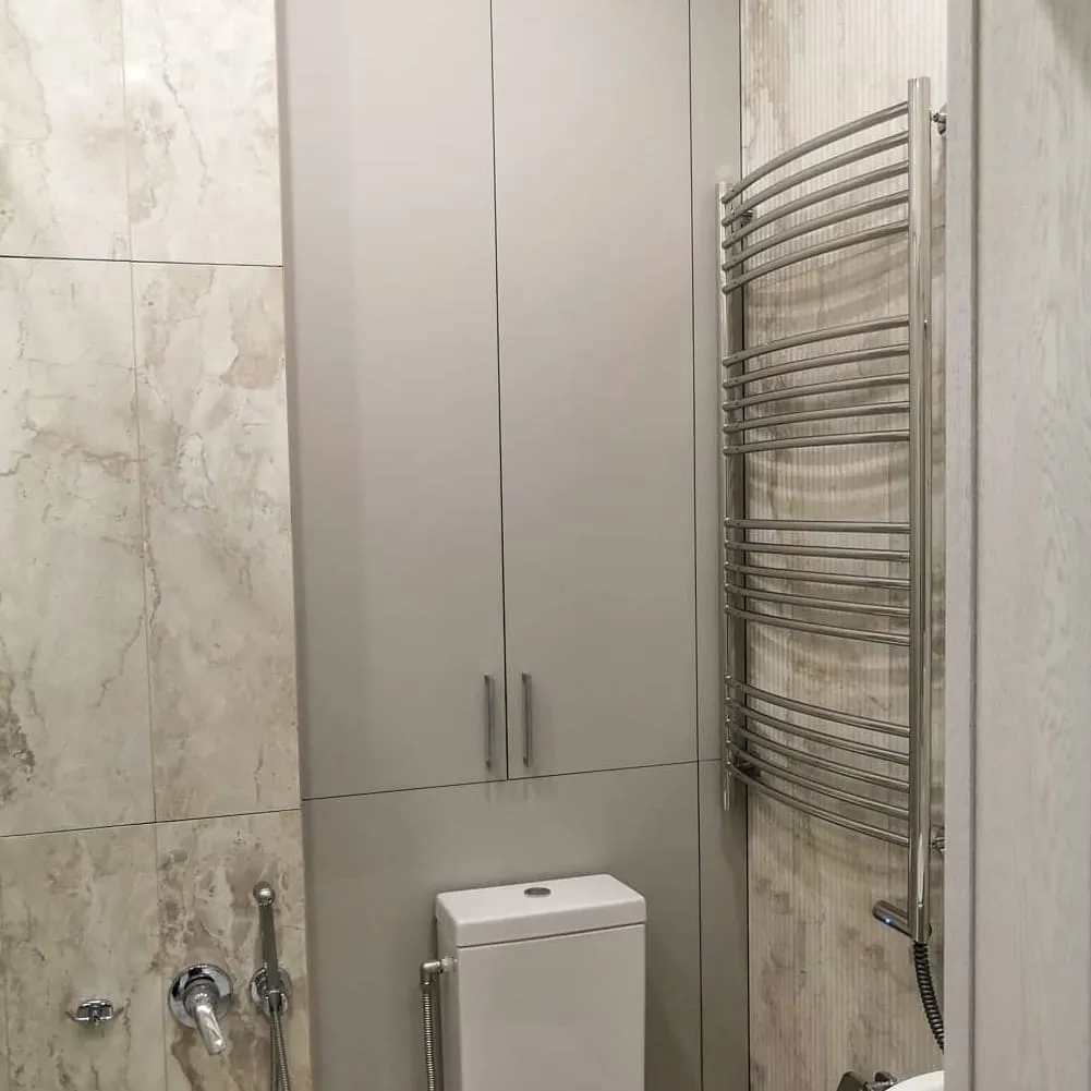 Шкаф для водонагревателя над унитазом в ванной