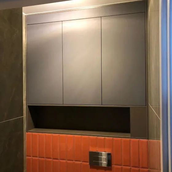 Шкаф над унитазом с инсталляцией в ванной комнате