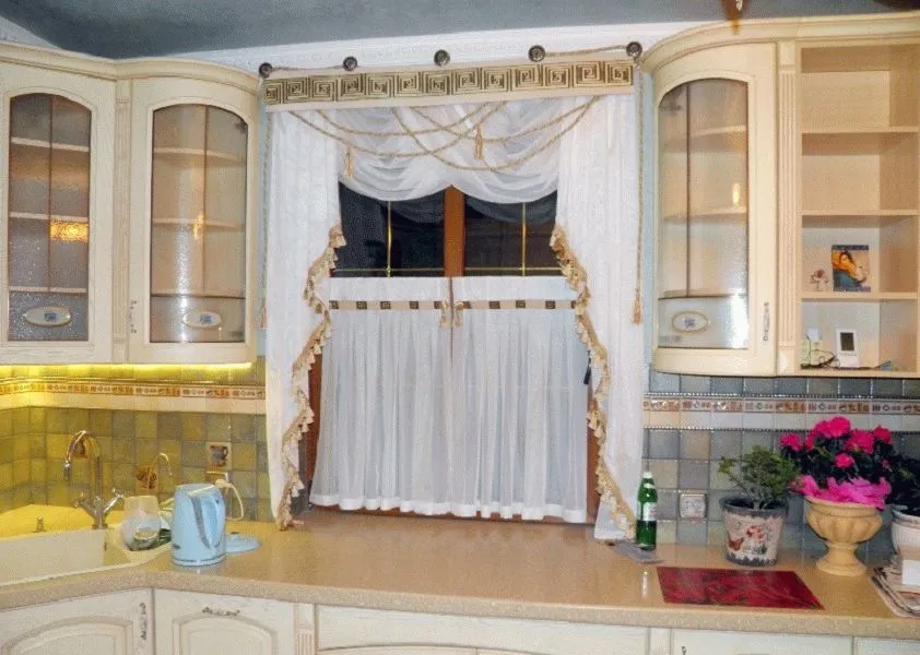 Короткие шторы на кухню: 70 фото идей и примеров с красивым дизайном оформления