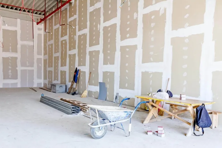 Для стен можно использовать гипсокартон большей толщины, но для потолка обычно используются листы 9,5 мм для того, чтобы уменьшить вес потолочной конструкции
