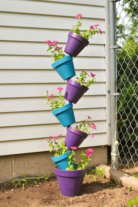 Вертикальные горшки для цветов в саду