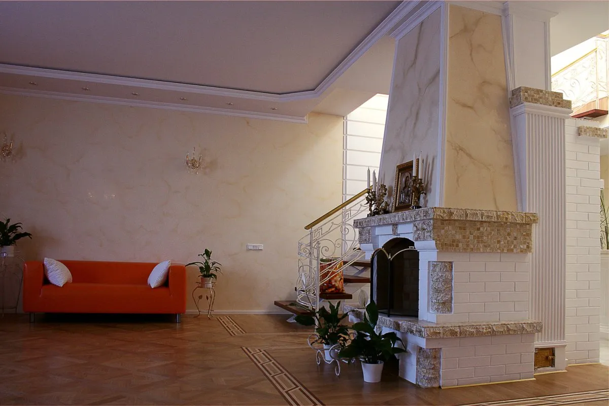Венецианская штукатурка в интерьере гостиной с камином