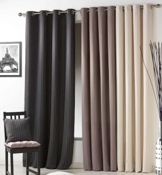 Черные, коричневые и бежевые шторы в гостиной 