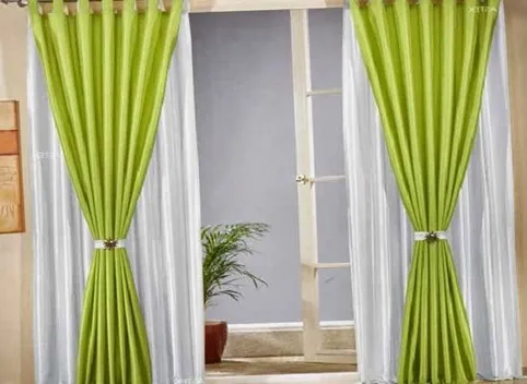 Зеленые шторы в гостиной 