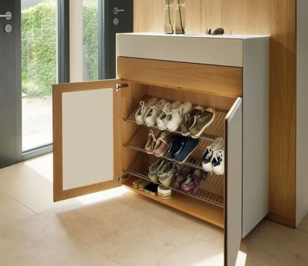 Обувница помогает организовать пространство в прихожей