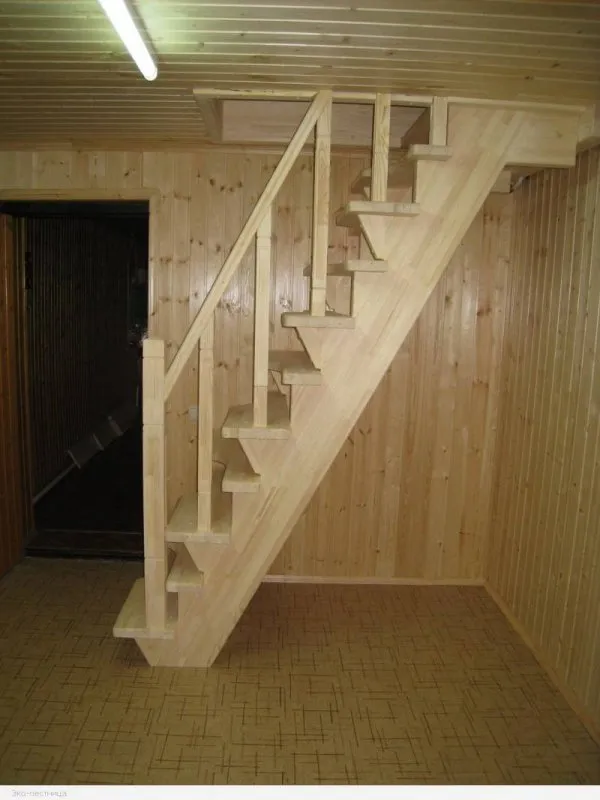 Деревянная лестница на чердак в частном доме