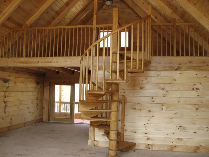 Винтовая лестница в дачном домике