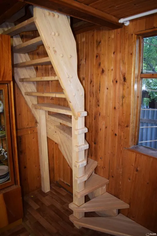 Крутая лестница на второй этаж
