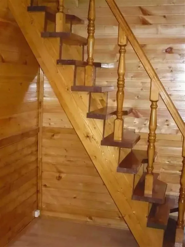 Деревянная лестница на даче