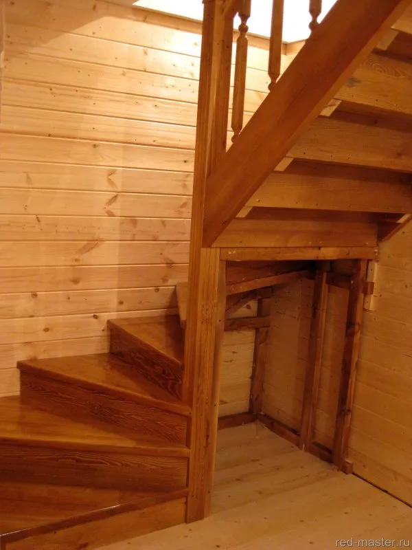 Лестница на второй этаж деревянная поворотная