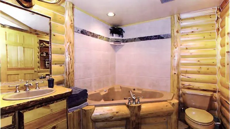 Частичная облицовка кафелем ванной в деревянном доме